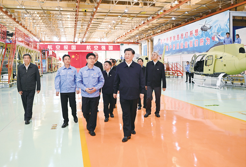 2023年10月10日至13日，中共中央总书记、国家主席、中央军委主席习近平在江西考察。这是11日上午，习近平在景德镇市昌河飞机工业（集团）有限公司考察。 新华社记者 燕雁/摄