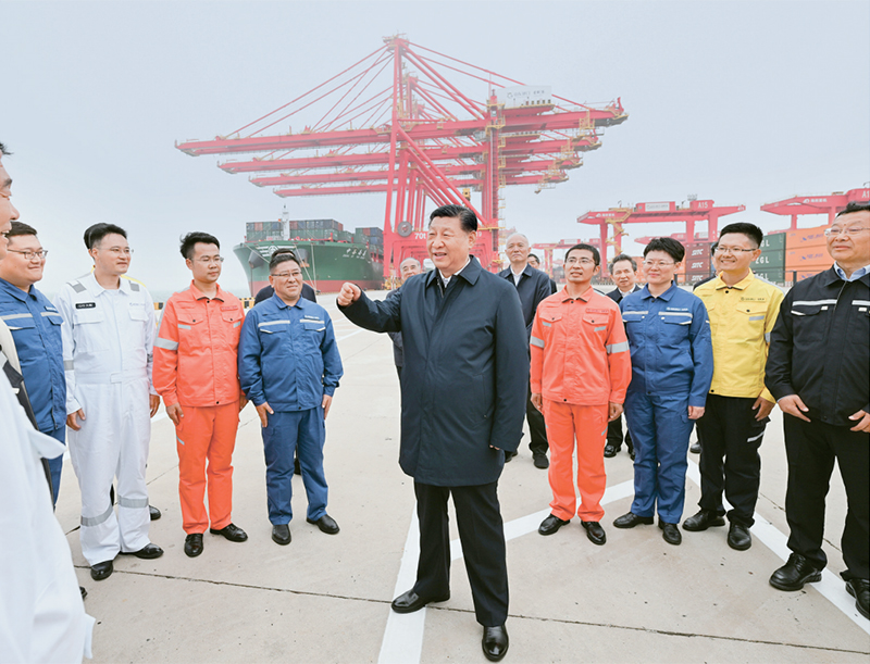 2024年5月22日至24日，中共中央总书记、国家主席、中央军委主席习近平在山东考察。这是22日下午，习近平在日照港亲切慰问港口科技工作者、运营人员、航运人员。 新华社记者 谢环驰/摄