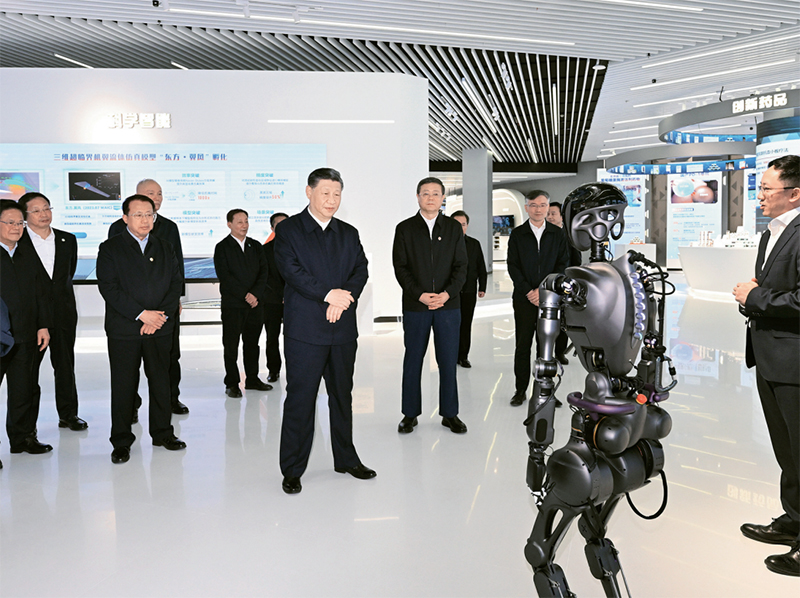 2023年11月28日至12月2日，中共中央总书记、国家主席、中央军委主席习近平在上海考察。这是11月28日下午，习近平在浦东新区张江科学城参观上海科技创新成果展。 新华社记者 谢环驰/摄