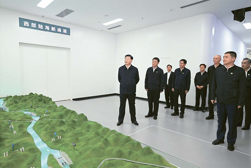 2023年12月14日至15日，中共中央总书记、国家主席、中央军委主席习近平在广西考察。这是14日上午，习近平在南宁市考察中国—东盟信息港股份有限公司，结合平陆运河沙盘听取西部陆海新通道骨干工程建设汇报。 新华社记者 谢环驰/摄